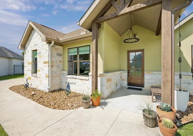 2nd image of 906 Canyon Oak Cir, Marble Falls, TX 78654 | MLS# 6025948