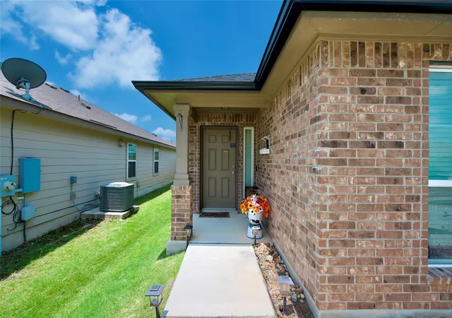 Photo 3 of Single family home for sale at 1041 Dumfries Dr, Seguin, TX 78155 | MLS# 9170020 | Listing updated on 2026-08-11
