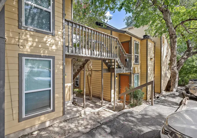 2nd image of 1000 W 26Th St #213, Austin, TX 78705 | MLS# 6746209