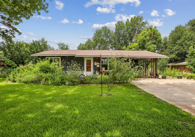 1st image of 1114 W W 2nd St, Elgin, TX 78621 | MLS# 8045317