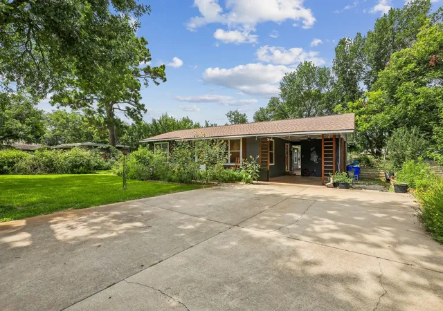 3rd image of 1114 W W 2Nd St, Elgin, TX 78621 | MLS# 8045317