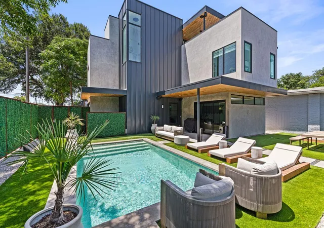 Photo 1 of Single family home for sale at 1304 Comal St, Austin, TX 78702 | MLS# 2155024 | Listing updated on 2026-10-29