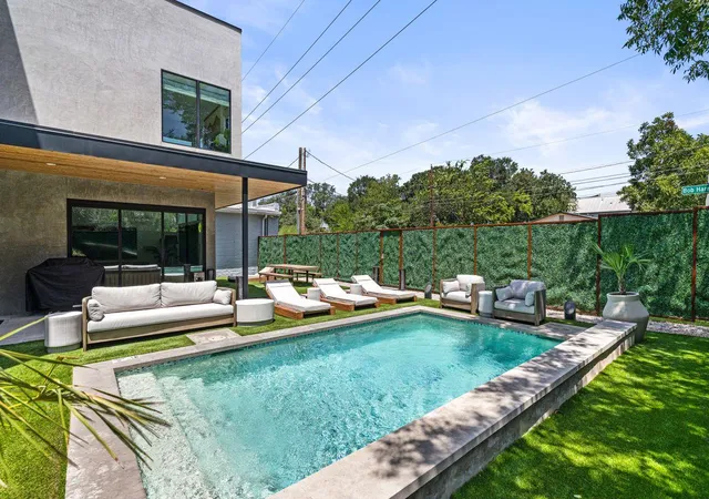 Photo 2 of Single family home for sale at 1304 Comal St, Austin, TX 78702 | MLS# 2155024 | Listing updated on 2026-10-29