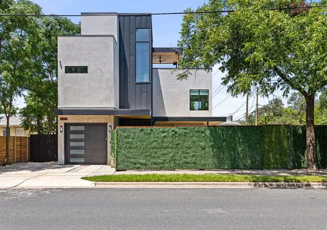 Photo 4 of Single family home for sale at 1304 Comal St, Austin, TX 78702 | MLS# 2155024 | Listing updated on 2026-10-29