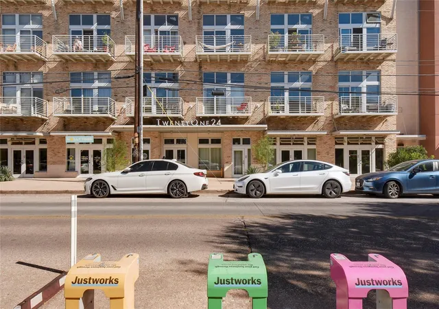Listing Photo 2 - Condo for sale in building located at 2124 E 6th St E, Austin, TX 78702 - Unit #205