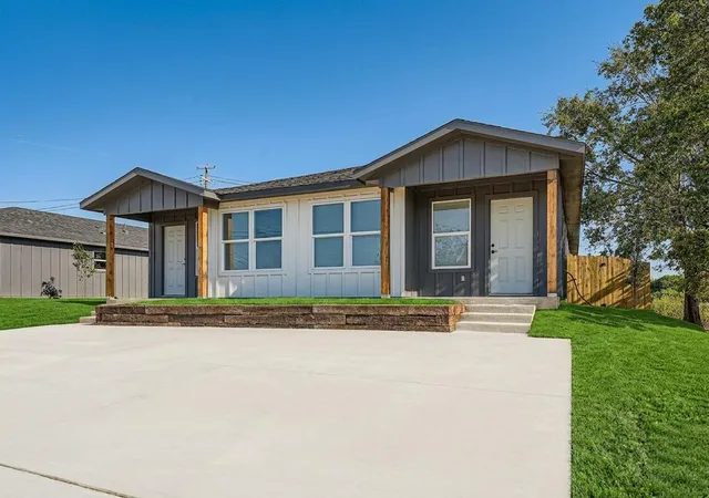 2nd image of 113 Fisher St #A & B, Elgin, TX 78621 | MLS# 8392764