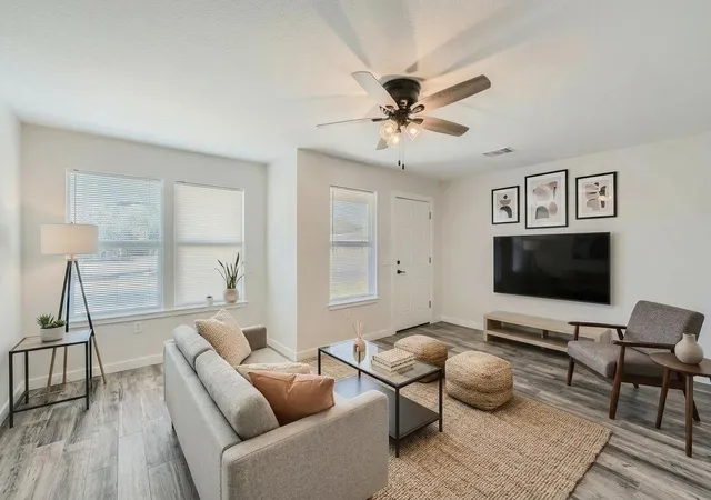 5th image of 113 Fisher St, Elgin, TX 78621