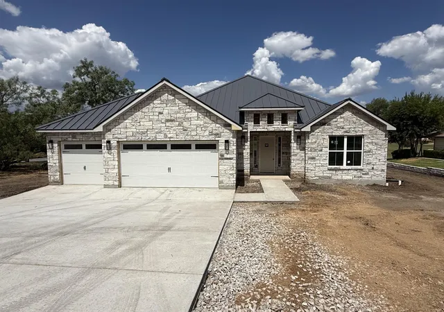 Photo 1 of Single family home for sale at 604 Hi Cir S Dr, Horseshoe Bay, TX 78657 | MLS# 2565346 | Listing updated on 2026-09-04