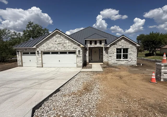 Photo 3 of Single family home for sale at 604 Hi Cir S Dr, Horseshoe Bay, TX 78657 | MLS# 2565346 | Listing updated on 2026-09-04
