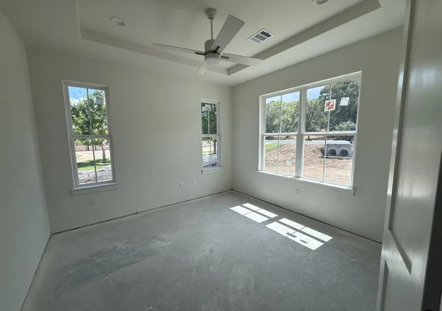 Photo 4 of Single family home for sale at 604 Hi Cir S Dr, Horseshoe Bay, TX 78657 | MLS# 2565346 | Listing updated on 2026-09-04
