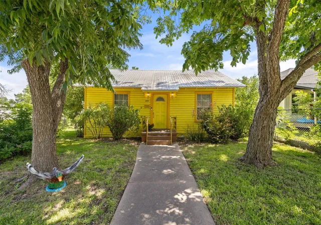 1st image of 839 W 6th St, Taylor, TX 76574 | MLS# 6300037