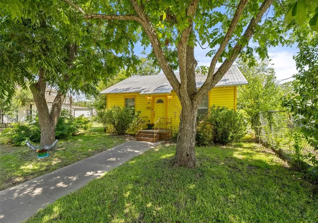 2nd image of 839 W 6th St, Taylor, TX 76574 | MLS# 6300037