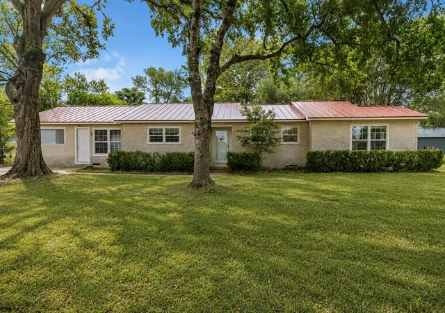 2nd image of 709 Ne Tiger Ln, Smithville, TX 78957 | MLS# 8296470