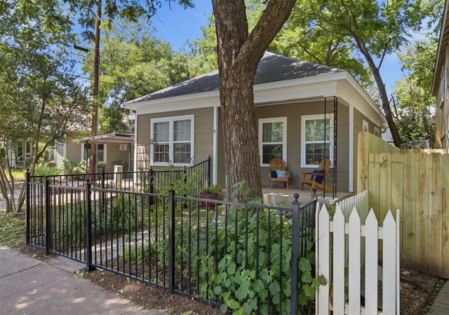 Photo 4 of Sale Pending at 206 E 43rd Street, Austin, TX 78751 | MLS# 5436210 | Listing updated on 2026-08-26