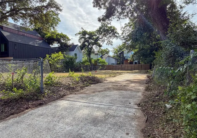 Photo 4 of Land for sale at 802 Maude St, Austin, TX 78702 | MLS# 5910896 | Listing updated on 2026-07-14