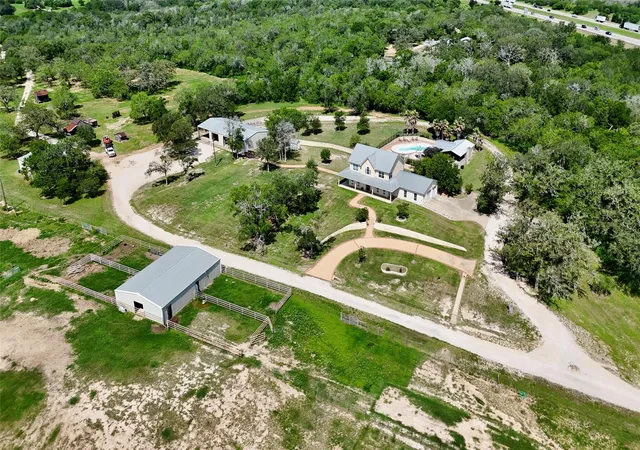 Homes for sale in Luling, TX | 1175 Southern Wy, Luling, TX 78648 | MLS# 2646934