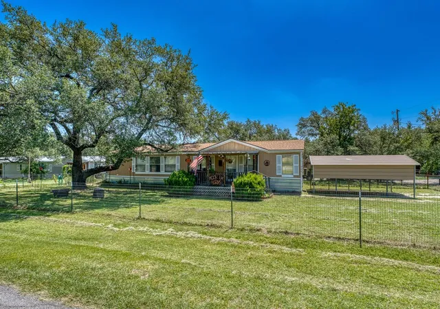 Photo 3 of Single family home for sale at 122 Heritage Dr, Johnson City, TX 78636 | MLS# 2632544 | Listing updated on 2026-10-09