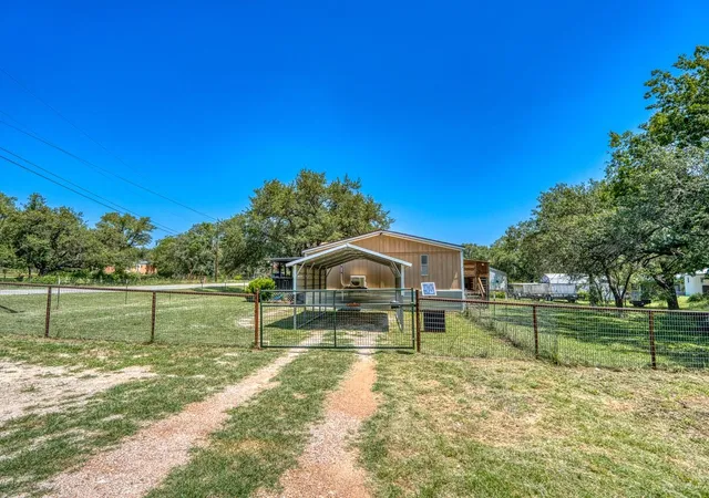 Photo 4 of Single family home for sale at 122 Heritage Dr, Johnson City, TX 78636 | MLS# 2632544 | Listing updated on 2026-10-09