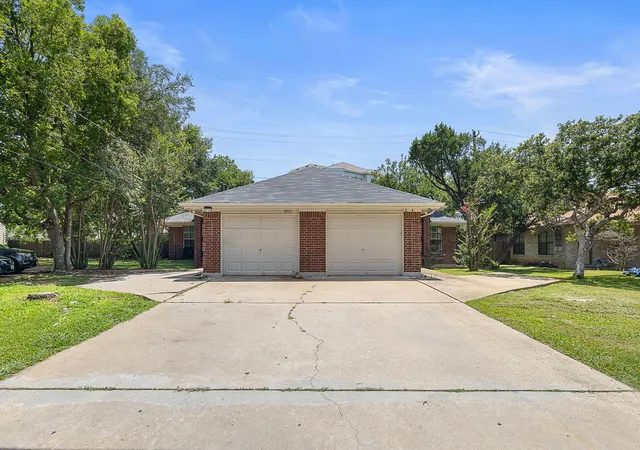 Listing Photo 2 - Condo for sale in building located at 2910 Whisper Oaks Ln, Georgetown, TX 78628 - Unit #