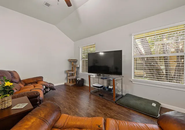 Listing Photo 4 - Condo for sale in building located at 2910 Whisper Oaks Ln, Georgetown, TX 78628