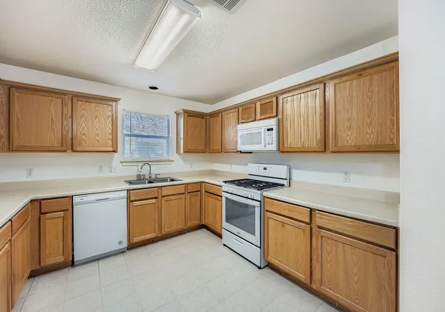 Listing Photo 5 - Condo for sale in building located at 3309 Robinson Ave, Austin, TX 78722