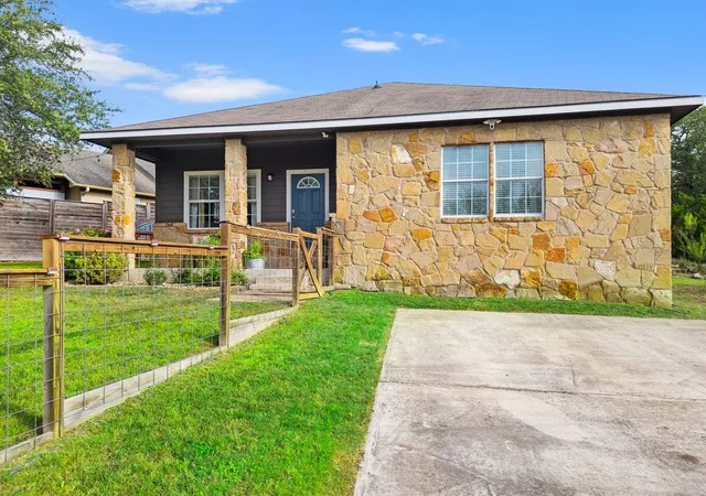 4th image of 10604 Lake Beach Dr, Dripping Springs, TX 78620 | MLS# 9388377