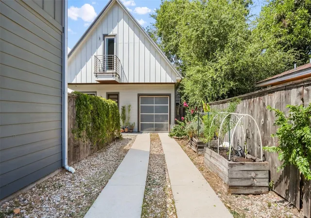 Single family home for sale at 902 Calle Limon Rd #B, Austin, TX 78702 | MLS# 5060240