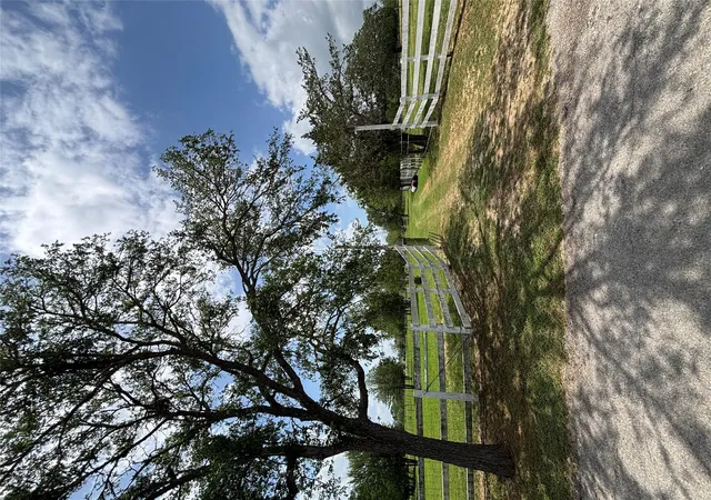 image of 916 Rolling Oaks Dr, Luling, TX 78648 | MLS# 4226555