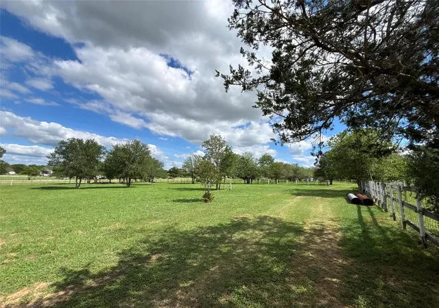 image of 916 Rolling Oaks Dr, Luling, TX 78648 | MLS# 4226555