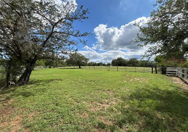 image of 916 Rolling Oaks Dr, Luling, TX 78648 | MLS# 4226555