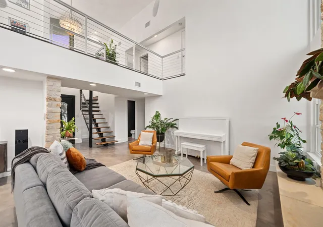 Photo 4 of Single family home for sale at 1813 Crooked Ln, Austin, TX 78741 | MLS# 8796042 | Listing updated on 2026-09-01