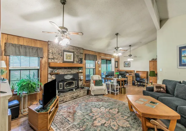 3rd image of 136 Redbird Ln, Smithville, TX 78957 | MLS# 1648858