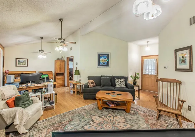 4th image of 136 Redbird Ln, Smithville, TX 78957 | MLS# 1648858