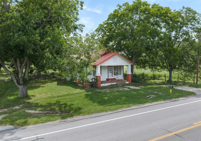 1st image of 2005 W Grand Ave, Yoakum, TX 77995 | MLS# 5761831