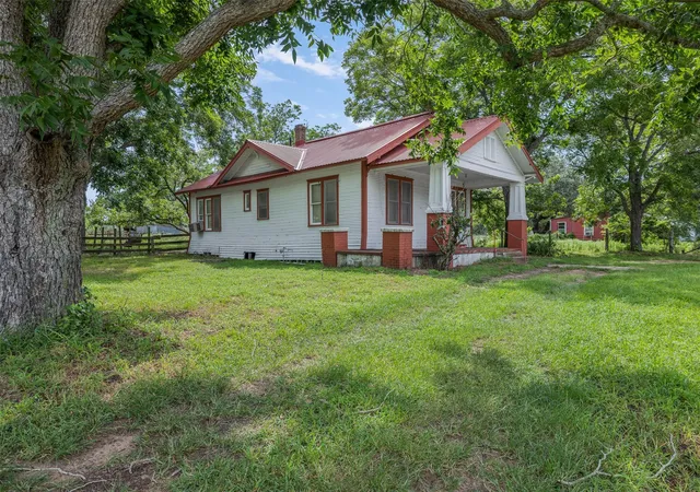 2nd image of 2005 W Grand Ave, Yoakum, TX 77995 | MLS# 5761831