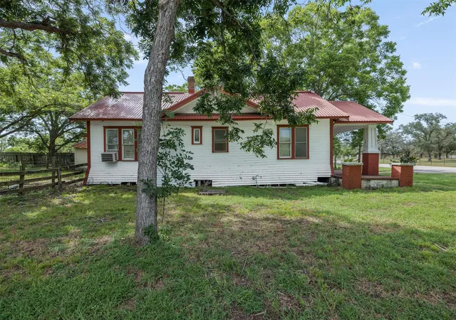 Photo 3 of Single family home for sale at 2005 W Grand Ave, Yoakum, TX 77995 | MLS# 5761831 | Listing updated on 2026-09-24