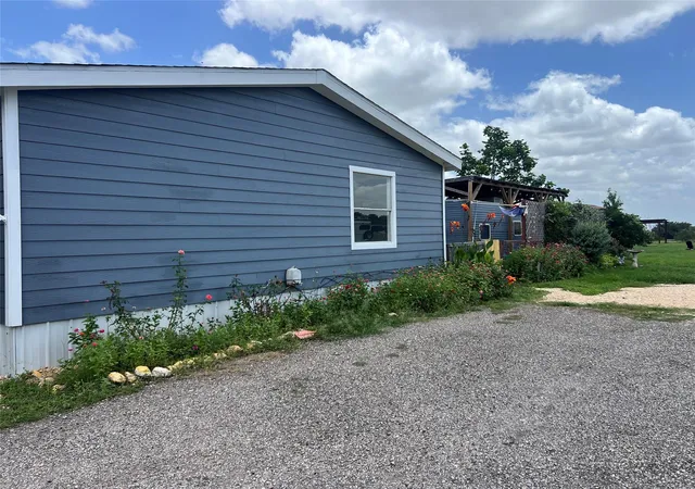 2nd image of 330 Grandview Dr, San Marcos, TX 78666 | MLS# 7322836