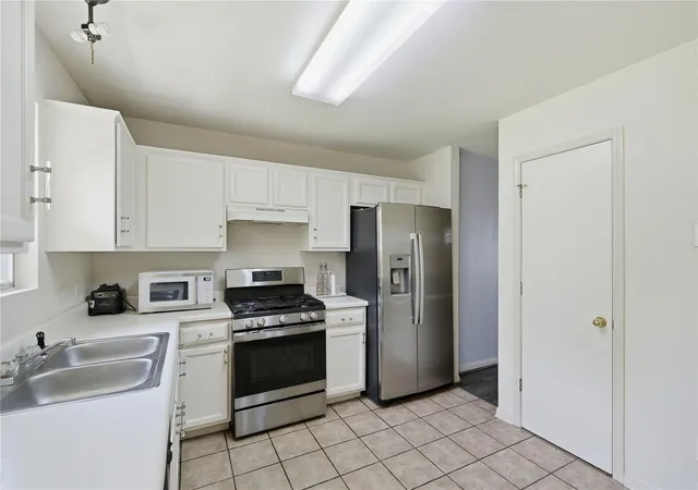 Photo 3 of Single family home for sale at 310 Raintree Dr, Georgetown, TX 78626 | MLS# 9514064 | Listing updated on 2026-10-09