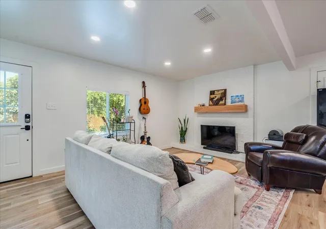 Photo 4 of Single family home for sale at 2506 Audubon Pl, Austin, TX 78741 | MLS# 2116285 | Listing updated on 2026-08-21