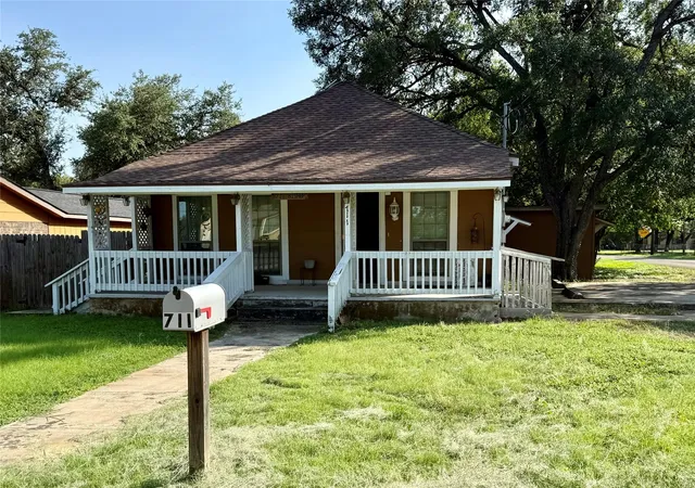 3rd image of 711 N Bishop St, San Marcos, TX 78666 | MLS# 2247627