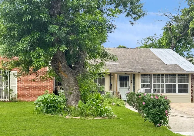 Photo 4 of Single family home for sale at 5205 Stone Gate Dr, Austin, TX 78721 | MLS# 6539228 | Listing updated on 2026-08-24