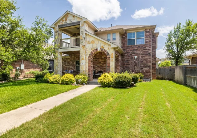 Photo 2 of Single family home for sale at 201 Sycamore St, Georgetown, TX 78633 | MLS# 9411282 | Listing updated on 2026-09-04