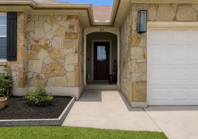 Homes for sale in Spicewood, TX | 714 Newport Dr, Spicewood, TX 78669 | MLS# 2442622