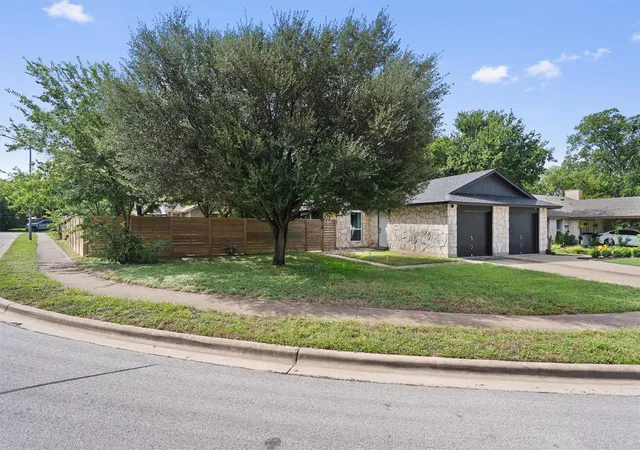 Listing Photo 4 - Condo for sale in building located at 12811 Copper Cliff Ave, Austin, TX 78727 - Unit #B