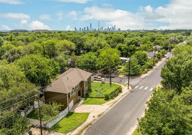 Listing Photo 2 - Condo for sale in building located at 1149 Garland Ave, Austin, TX 78721 - Unit #