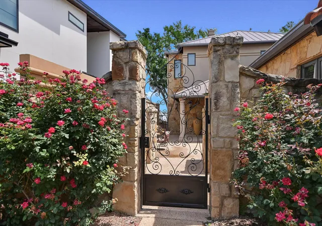 Photo 2 of Single family home for sale at 507 Sandy Mountain Dr, Llano, TX 78643 | MLS# 5463757 | Listing updated on 2026-07-28