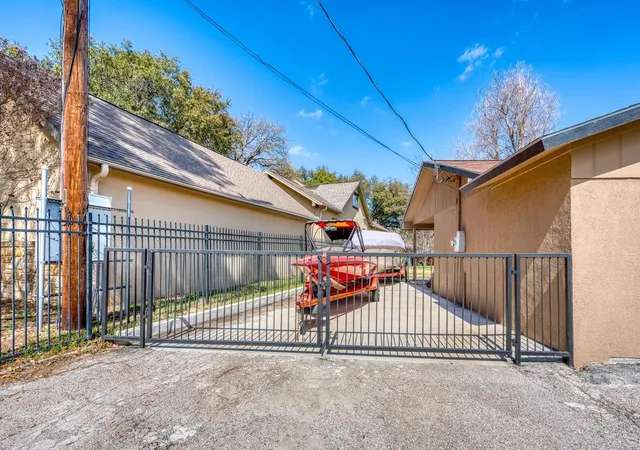 3rd image of 1408 Highland Dr Dr, Highland Haven, TX 78654 | MLS# 9158267