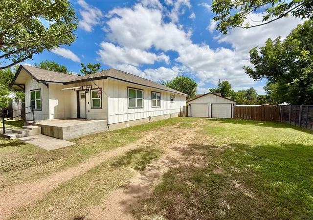 Photo 2 of Single family home for sale at 1401 W 7th Street, Taylor, TX 76574 | MLS# 8383660 | Listing updated on 2026-08-27