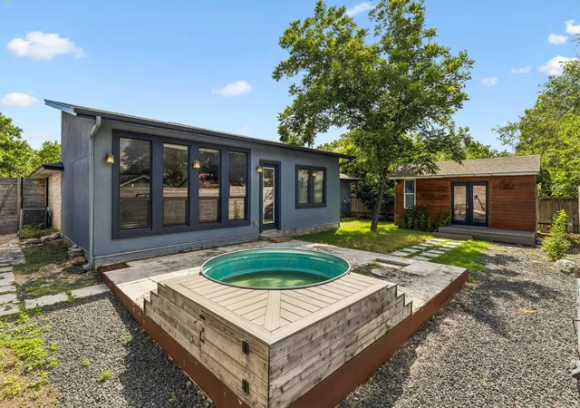 Photo 3 of Single family home for sale at 1501 Quail Crst Dr, Austin, TX 78758 | MLS# 6309311 | Listing updated on 2026-07-07