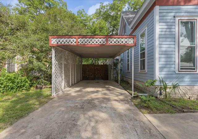 2nd image of 207 Hudgins St, Smithville, TX 78957 | MLS# 7002733
